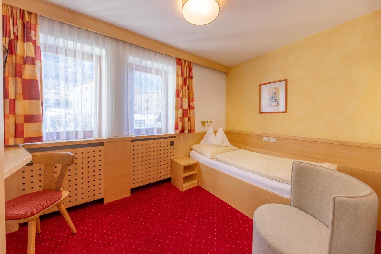 Hotel Schwarzer Adler Resia Exterior photo