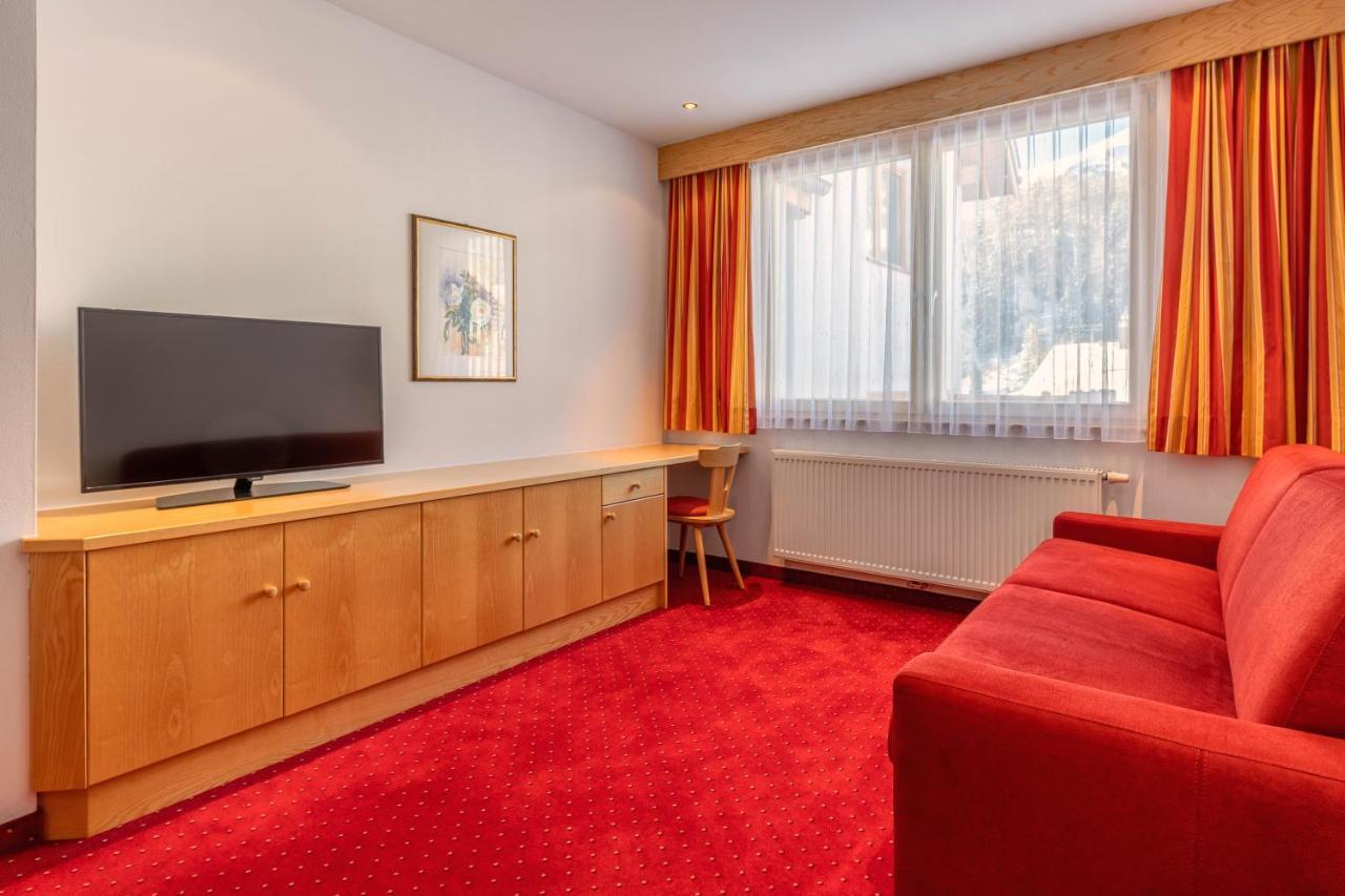 Hotel Schwarzer Adler Resia Exterior photo