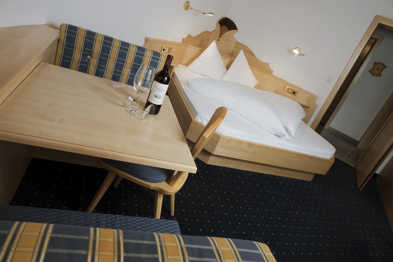 Hotel Schwarzer Adler Resia Exterior photo