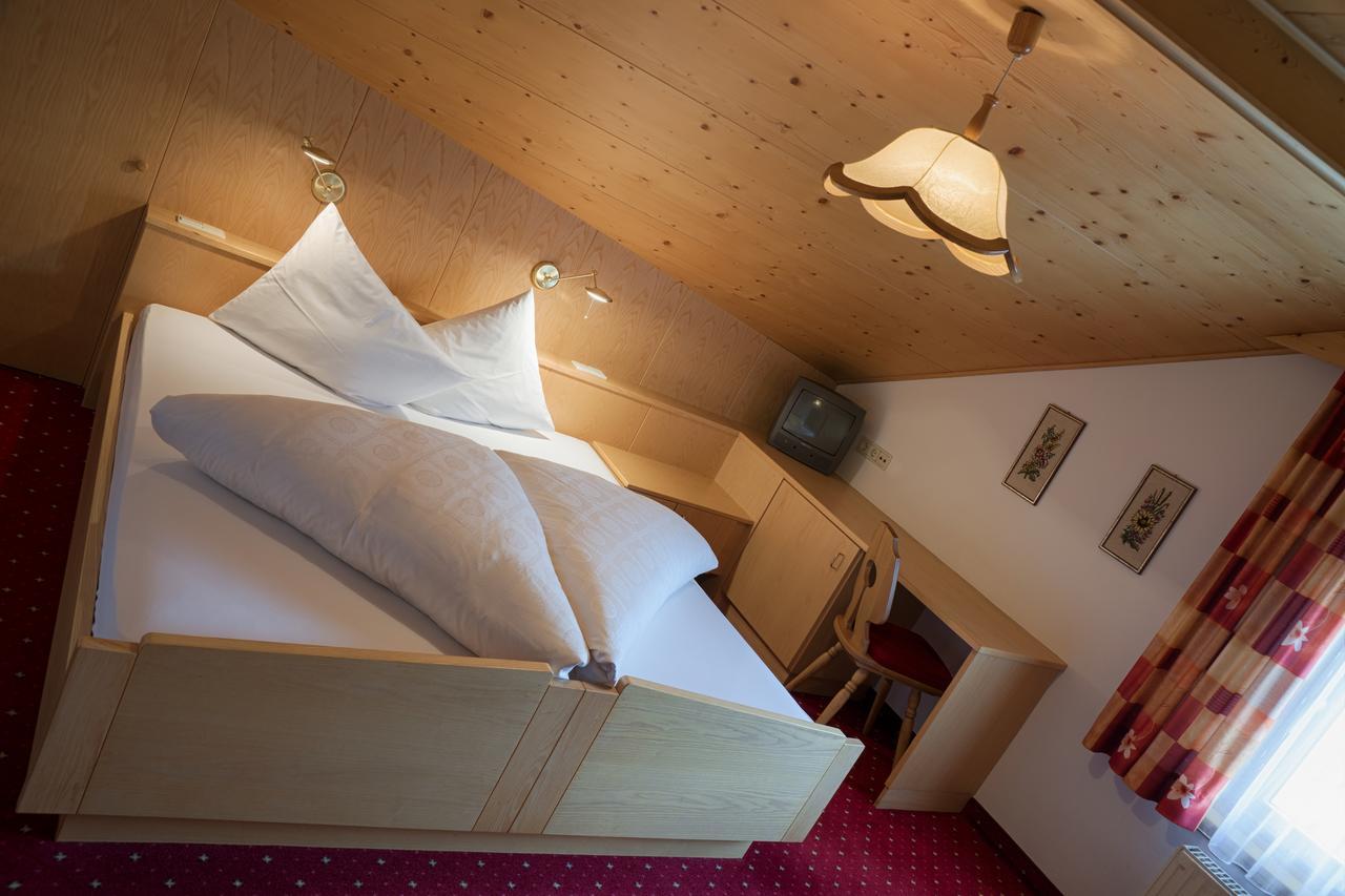 Hotel Schwarzer Adler Resia Exterior photo