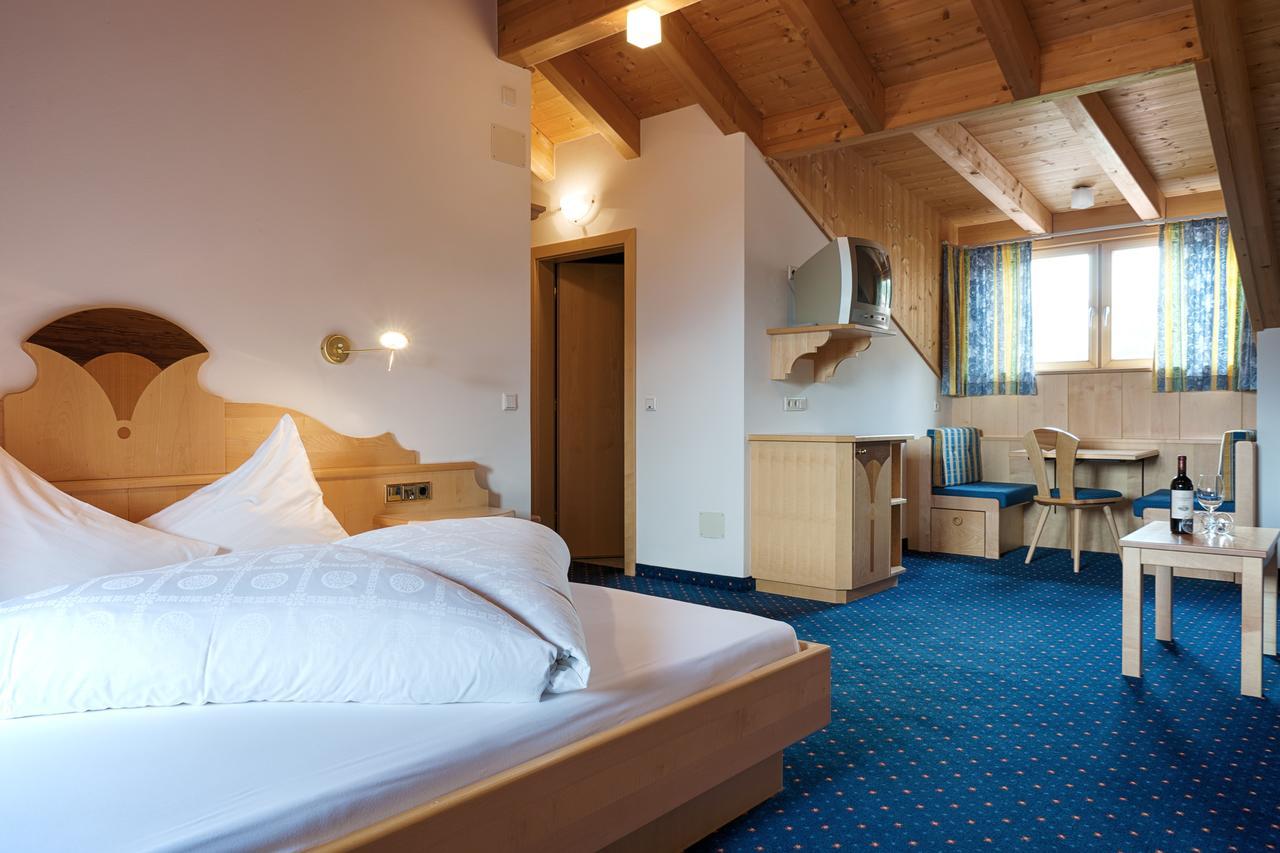 Hotel Schwarzer Adler Resia Exterior photo